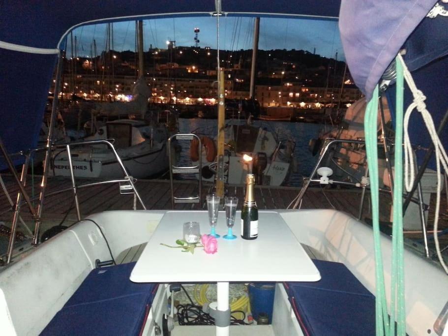 Nuitee A Bord De Danilou Un Voilier De 9.50M Hotel Sete Ngoại thất bức ảnh